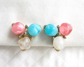 Kramer Örhängen med turkosa, rosa och vita virvlande marmorpärlor i vintagestil - Designersignerade - NY Estate Jewelry