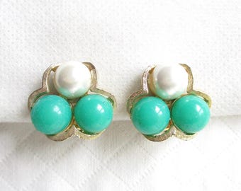 Pendientes vintage de clip con tres cuentas verdes y perlas de imitación - 2,5 cm de alto - Joyería de segunda mano de Nueva York
