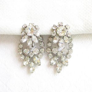 Brincos vintage com pingente de strass e fecho de pressão KRAMER New York Chandelier assinados - Designer assinado - NY Estate Jewelry