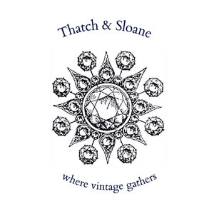 Puede incluir: Ilustraci&oacute;n en blanco y negro de un dise&ntilde;o de joyer&iacute;a circular con una gran gema central rodeada de gemas m&aacute;s peque&ntilde;as. El texto "Thatch & Sloane" est&aacute; arriba y "where vintage gathers" abajo.