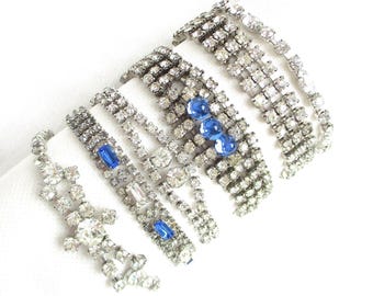 Pulsera vintage con cabujón de cristal azul zafiro y eslabones de diamantes de imitación - 2,5 cm de ancho - Engaste de garras de plata - Joyas históricas de Nueva York