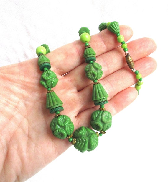 Antique Green Bakelite Molded Necklace - Gorgeous… - image 6