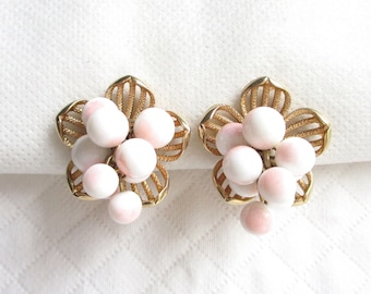 Rosa weiße Glasperlencluster-Goldblumen-Weinlese-Ohrringe - baumelnde Kettenglied-Glas - NY getragen