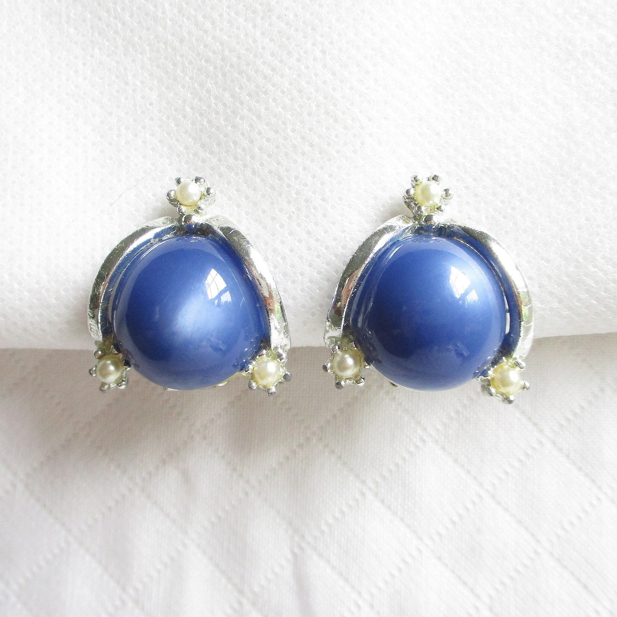 Boucles D'Oreilles Clips Vintage - Perles Bleu Foncé Sur Base Or - Modèle 1664 - Occasion Bon État