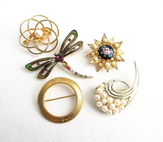 Vintage Brooch Lot NY Estate Jewelry Five Piece Bundle All Wearable Painted Porcelain Monet Glass Pearl /& Pearl Seed Bead Pin