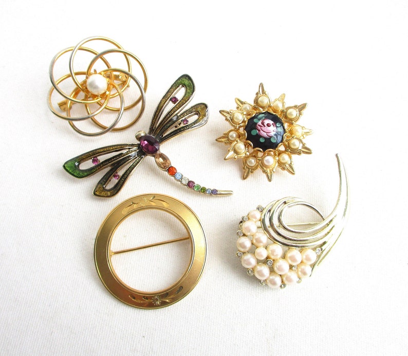 Vintage Brooch Lot NY Estate Jewelry Five Piece Bundle All Wearable Painted Porcelain Monet Glass Pearl /& Pearl Seed Bead Pin