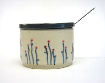Suikerpot, blauwe bloemen, handgemaakt keramiek, handbeschilderd
