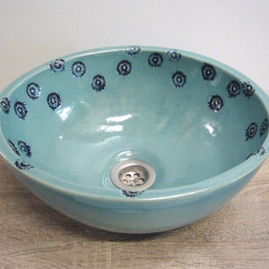 Ovales Hand-Waschbecken, handgefertigte Keramik, 35 x 30 x 13,5 cm, Blumenornamente, dunkelblau patiniert in türkis-blau-glänzender Glasur