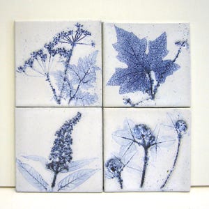 Vier handgefertigte Blumen-Fliesen, handgemachte Keramik, 10x10 cm, Wiesenblumen, mit blauer Patina in weiß-glänzender Glasur, hochgebrannt