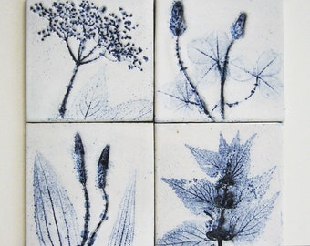 Four handmade flower tiles, handmade ceramic, 10 x 10 cm, meadow flowers blue patinated in white shiny glaze