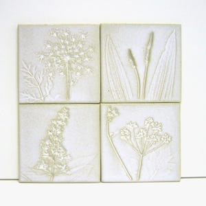 4 ręcznie robione płytki kwiatowe, ceramiczne, 10 x 10 cm, kwiaty łąkowe w białym szkliwie, płytki kuchenne i łazienkowe, dekoracja ścienna