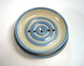 Set: Seifenschale mit Unterteller, handgetöpferte Keramik, Steinzeug in naturfarbener glänzender Glasur mit blauer Bemalung