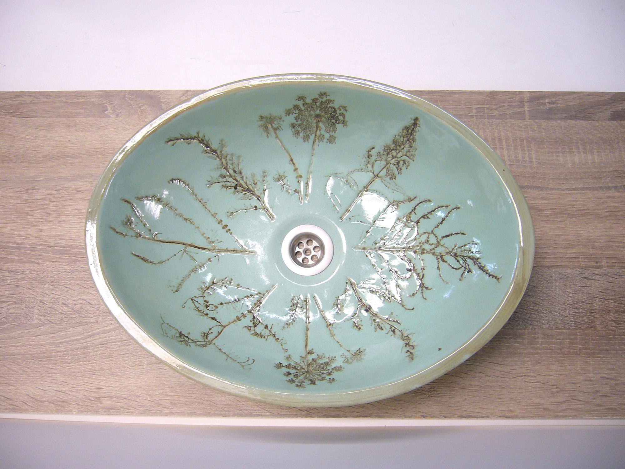 Gran lavabo ovalado, de cerámica hecha a mano, con patinado "flores de prado", aprox. 48,5 x 36,5 x 12 cm en esmalte mate sedoso de color verde menta.