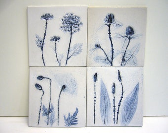 4 Handgefertigte Blumen-Fliesen , handgemachte Keramik, 15x15 cm, Wiesenblumen blau patiniert in weiß-glänzender Glasur