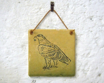 Adler, Kleines Keramikbild, Wand-Deko, Geschenk, der Adler pickt ein Korn , handgefertigte Keramik, 10x10 cm