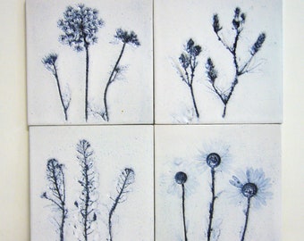 Four handmade tiles, meadow flowers, handmade ceramic, approx. 15 x 15 cm, blue patinated in shiny white glaze, for kitchen + bathroom