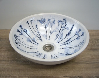 Aufsatz-Waschbecken, handgemachte Keramik, 39x12,5 cm, blau patinierte Wiesenblumen in weißer seidenmatter Glasur