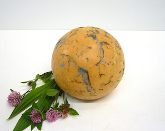 Kleine Kugel in gelber Terracotta  mit strukturierter Oberfläche, verschiedener Patina und Einfärbungen, frostfest, d= ca. 14 cm