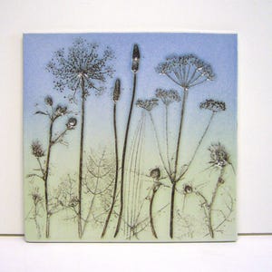 Quadro in ceramica fatto a mano, fiori di campo, 22 x 21,5 cm, decorazione da parete in azzurro e turchese pastello, smaltato satinato, cotto ad alta temperatura, pezzo unico