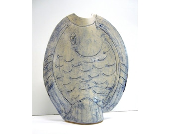 Handgeformte Bodenvase, Großer Fisch aus Keramik, Unikat-Arbeit, 47x40x18cm, blau-weisse Glasur, Ritztechnik