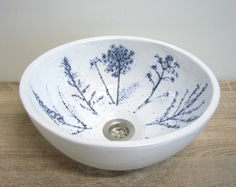 Ovales Hand-Waschbecken, 34x30x14 cm, handgemachte Keramik, Wiesenblumen, blau patiniert in weiss-glänzender Glasur, Unikatkeramik