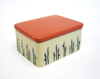 Butter bowl, flower meadow for 250 g butter, handmade ceramic tin, natural silk matt with colorful flowers and red lid