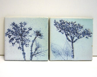 Zwei handgefertigte Blumen-Fliesen , handgemachte Keramik, 10x10 cm, Wiesenblumen, blau patiniert in weiß-mint-glänzender Glasur