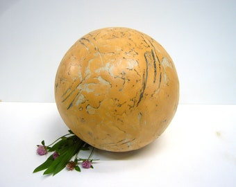 Große lachsfarbene Terracotta-Kugel mit strukturierter Oberfläche, verschiedener Patina und Einfärbungen, frostfest, d= ca. 33 cm