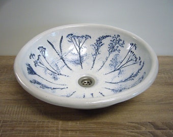 Grosses Aufsatz-Waschbecken, ca. 47,5 x 15 cm, Keramik handgemacht, Blumen-Potpourri blau patiniert in weiß glänzender Glasur