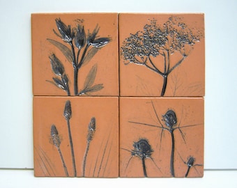 4 handgemaakte bloementegels, keramiek, 10 x 10 cm, weidebloemen blauw gepatineerd in satijn lichtrood glazuur