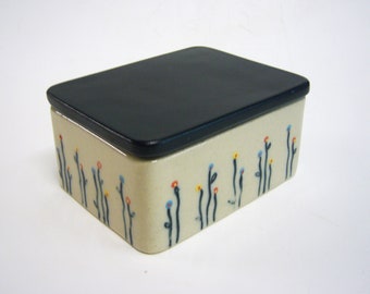 Butter dish, flower meadow, hand-shaped and hand-painted ceramic, for 250 g butter in shiny glaze with black satin lid