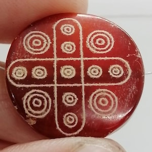 Magnífico colgante antiguo de ágata roja romana grabada con cuentas redondas y un raro patrón de ojo en forma de cruz circular, de estilo tribal.