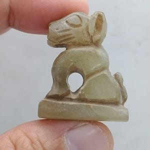 Alte handgeschnitzte Steintierfigur – Stammes- Schutztotem der Stärke, der Loyalität und des kulturellen Erbes