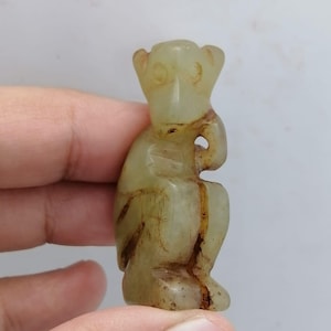 Antikes Totem – Sitzender Affe aus grünem Stein | Tribal Spirit Tier Figur | Shamanischer Weisheits-Anhänger