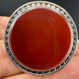 Anillo llamativo de plata vintage con cornalina roja y un llamativo cabujón de ágata redonda.