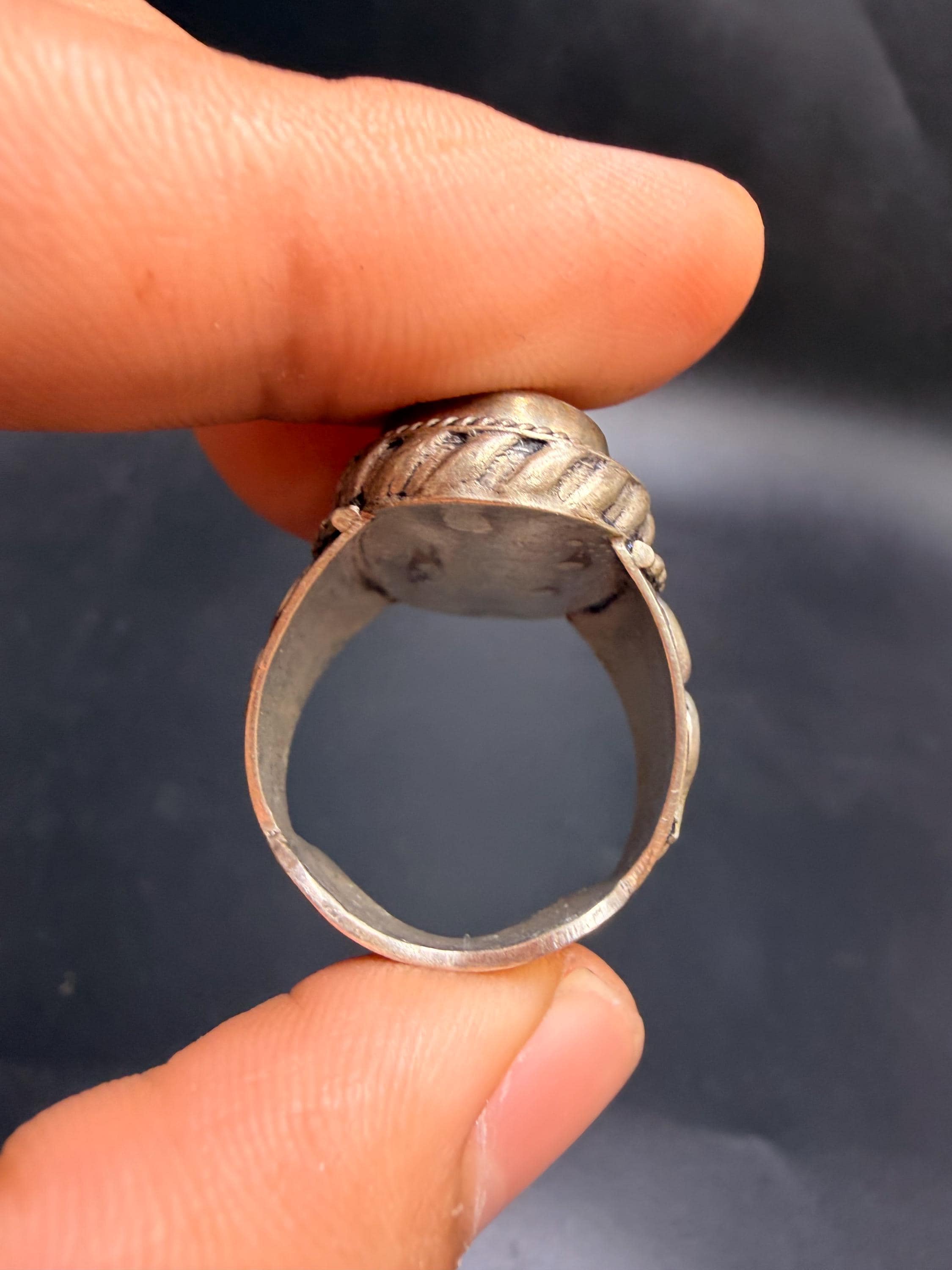 古代の赤いカーネリアンのインタリオリング - 手彫りの戦士の図の印章