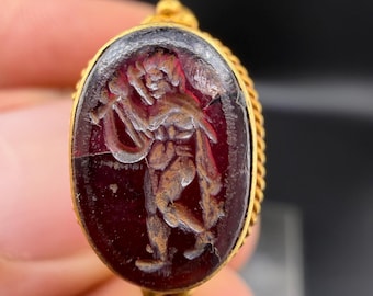Antique old Roman warrior garnet intaglio stone 20k gold Ring