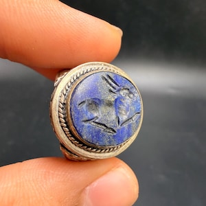Vintage Lapis Lazuli Ring – Graverad Hjortamulett, Tribal Silver (US 10.5)