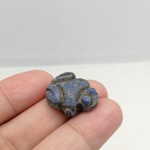 Amuleto antiguo y raro de rana tallada en lapislázuli – Colgante animal simbólico