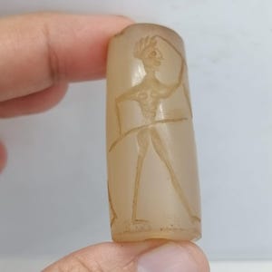 Altes römisches Rollsiegel: Bogenschütze jagt Reh, geschnitzte Steinperle