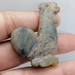 Antiker römischer Jade-Hahn-Anhänger: Handgeschnitztes Tribal-Anhänger in Form eines Vogels
