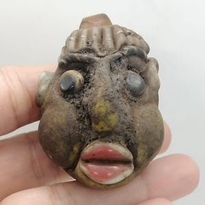 Geschnitzter phönizischer Glas Anhänger altes Gesicht - antiker Schmuck gebrauchter Anhänger