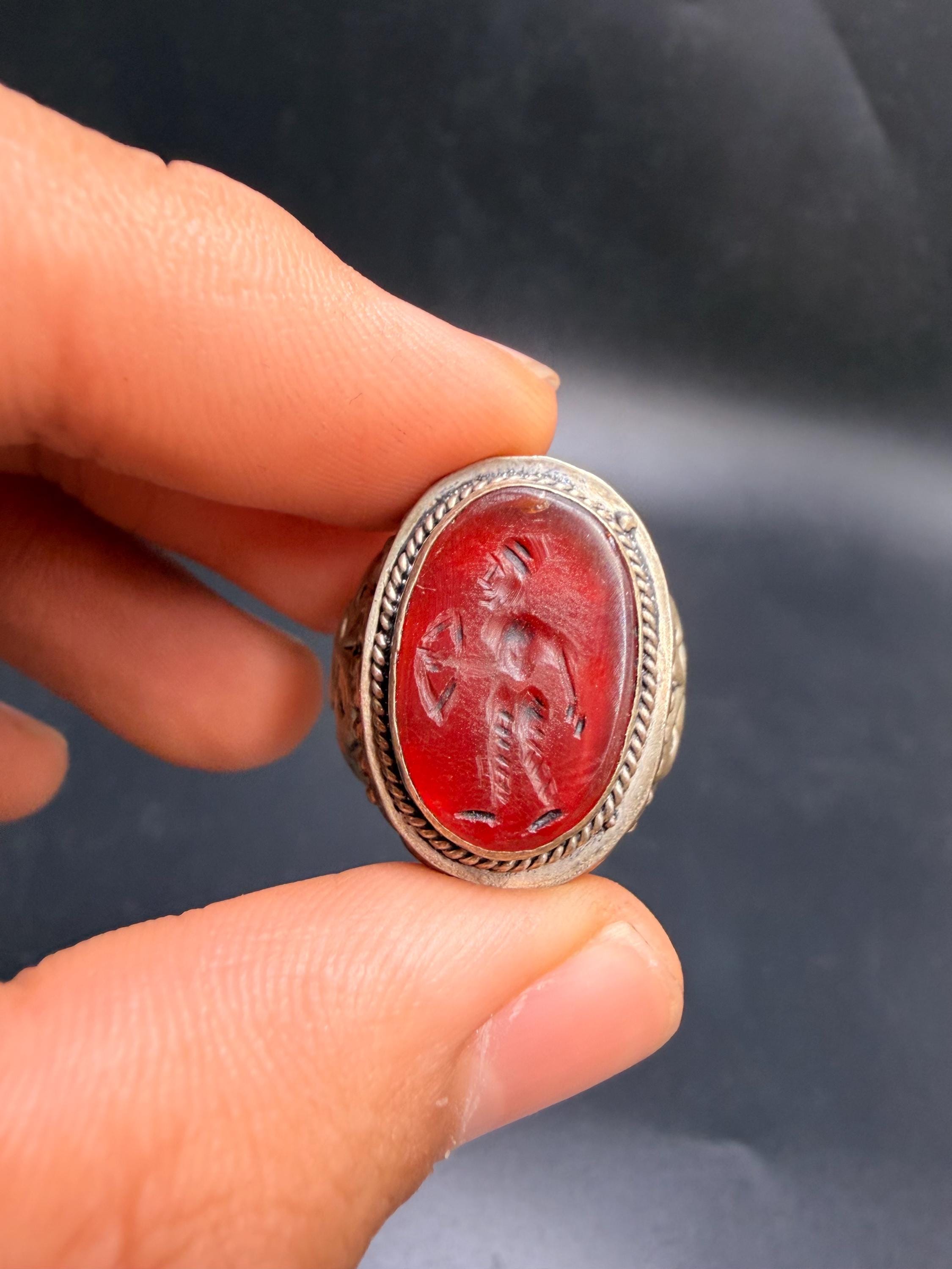 古代の赤いカーネリアンのインタリオリング - 手彫りの戦士の図の印章