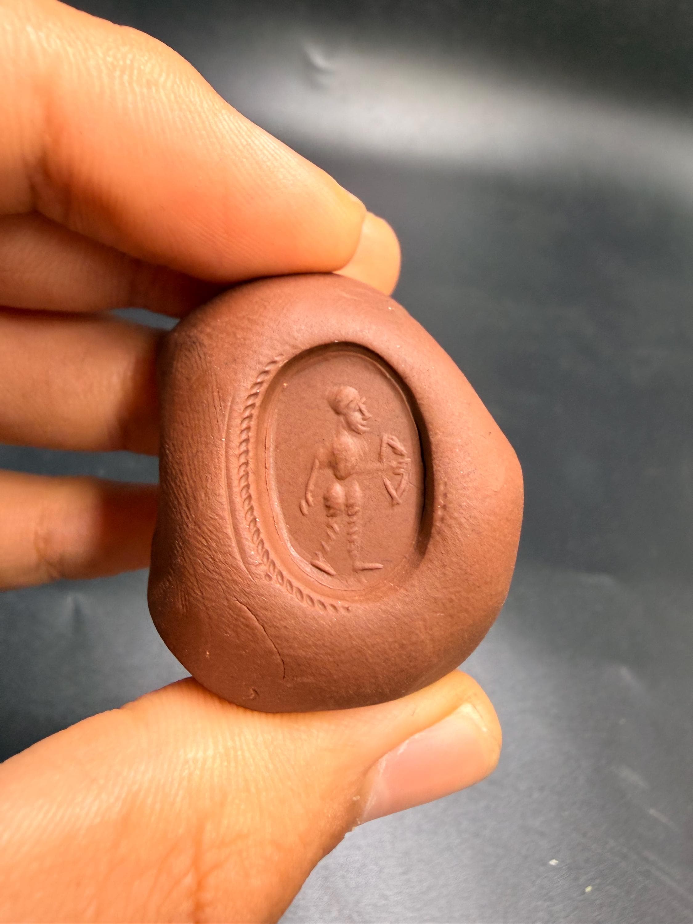 古代の赤いカーネリアンのインタリオリング - 手彫りの戦士の図の印章
