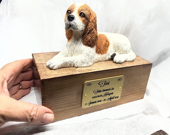 Urna personalizada grabada con la figura del rey Carlos Cavalier y pintada a mano según sus fotos.
