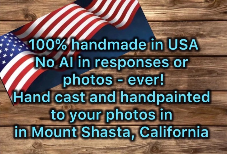 Puede incluir: Imagen con la bandera estadounidense y texto: "100% hecho a mano en EE. UU.", "&iexcl;Sin IA en respuestas o fotos, nunca!" y "Fundido a mano y pintado a mano para tus fotos en Mount Shasta, California."