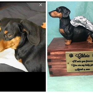 Puede incluir: Figura de perro salchicha negro y canela con alas de &aacute;ngel, sobre una caja de madera. La caja tiene una placa de lat&oacute;n con el nombre "Chloie" y un mensaje conmemorativo. Es un art&iacute;culo conmemorativo.