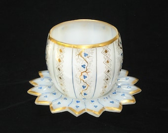 Cuenco de mayonesa antiguo de vidrio opalino blanco de la época de Moser con forma de calabaza y base con corte de pétalos; jarrón bohemio pintado a mano y con rosas doradas