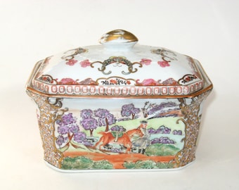 Cofre rectangular de porcelana china con tapa, imitación de la marca del reinado de seis caracteres; escena ecuestre europea del siglo XVIII pintada a mano con murciélagos en la tapa.