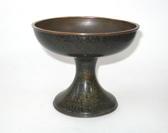 Tazza/cuenco con pedestal chino antiguo de cloisonné negro sobre bronce, alambre fino.